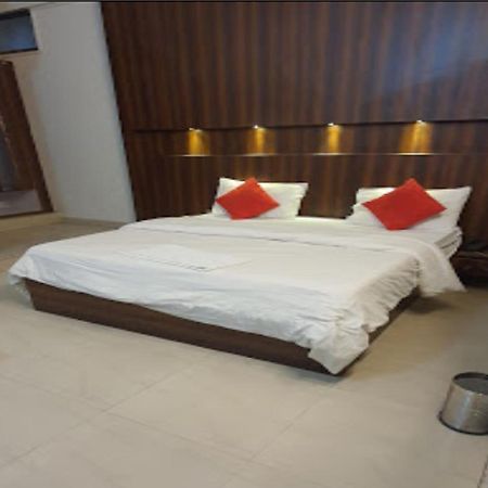 Hotel Pacific Grey By Wb Inn Lucknow Exteriör bild